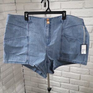 NWT Universal Thread Ladies Size 22W Light Wash High Rise Midi Shorts